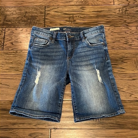 Kut From The Kloth Catherine Boyfriend Denim Short Size. 2 - Picture 1 of 16
